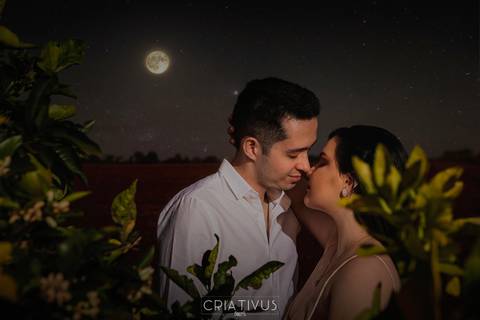 Inspiração e ideias criativas  ensaio fotográfico pré casamento de casal em Holambra-SP'