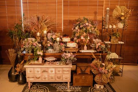 Inspiração e ideias criativas de fotos fotográfico de decoração de casamento mesa do bolo  no Coco Bambu Alphaville-SP'