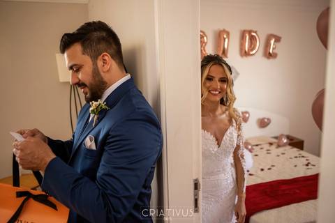 Inspiração e ideias criativas de fotos fotográfico de Making Of da noiva com a visita do noivo Chácara Recanto das Águas - Suzano - SP'