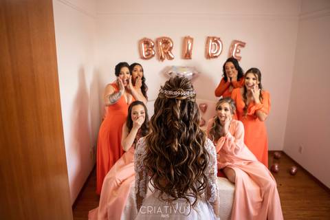 Inspiração e ideias criativas de fotos fotográfico de Making Of da noiva com as madrinhas Chácara Recanto das Águas - Suzano - SP'