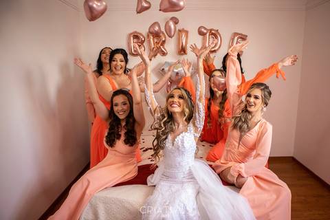 Inspiração e ideias criativas de fotos fotográfico de Making Of da noiva com as madrinhas Chácara Recanto das Águas - Suzano - SP'