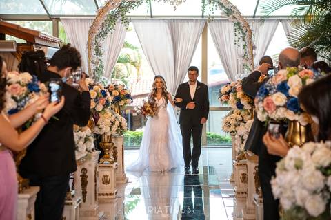 Inspiração e ideias criativas de fotos fotográfico de casamento entrada da noiva na Chácara Recanto das Águas - Suzano - SP'