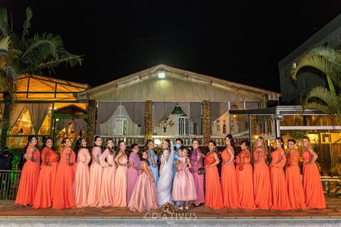 Inspiração e ideias criativas de fotos fotográfico de casamento com as madrinhas na Chácara Recanto das Águas - Suzano - SP'