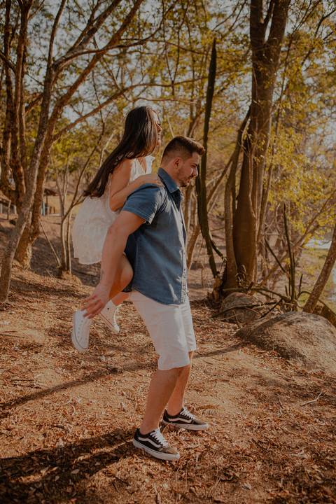 Inspiração e ideias criativas  ensaio fotográfico pré casamento cinematográfico de casal Camping Cabreúva - SP
'