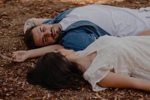 Inspiração e ideias criativas  ensaio fotográfico pré casamento cinematográfico de casal Camping Cabreúva - SP
'