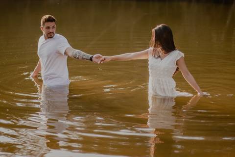 Inspiração e ideias criativas  ensaio fotográfico pré casamento cinematográfico de casal Camping Cabreúva - SP
'