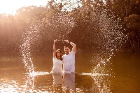 Inspiração e ideias criativas  ensaio fotográfico pré casamento cinematográfico de casal Camping Cabreúva - SP
'