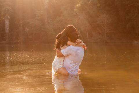 Inspiração e ideias criativas  ensaio fotográfico pré casamento cinematográfico de casal Camping Cabreúva - SP
'