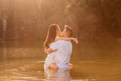 Inspiração e ideias criativas  ensaio fotográfico pré casamento cinematográfico de casal Camping Cabreúva - SP
'