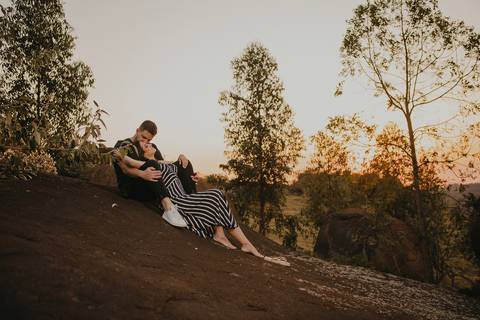 Inspiração e ideias criativas  ensaio fotográfico pré casamento cinematográfico de casal Camping Cabreúva - SP
'
