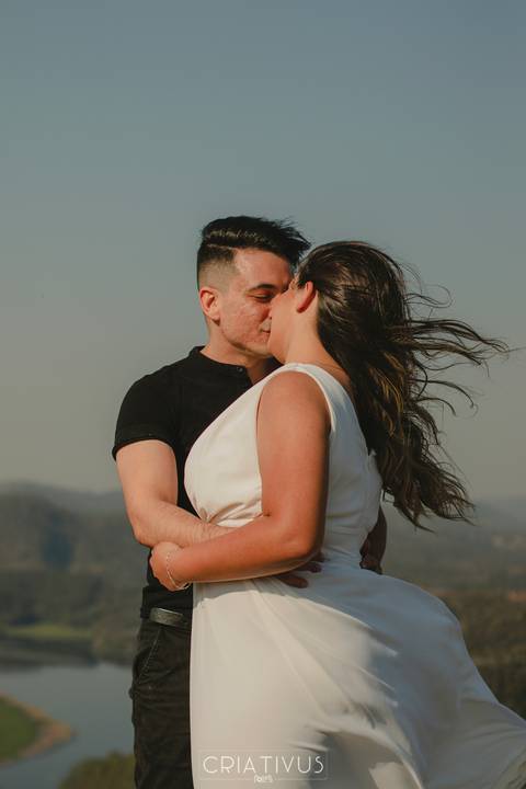 Inspiração e ideias criativas  ensaio fotográfico pré casamento de casal no Morro do Capuava-Pirapora do Bom Jesus'