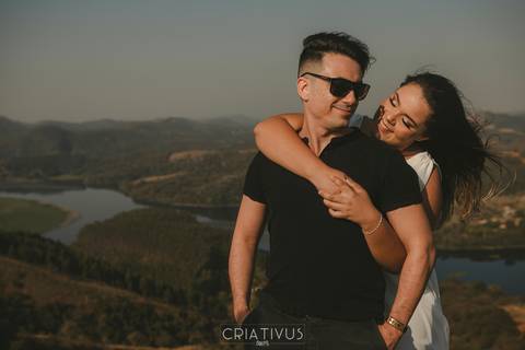 Inspiração e ideias criativas  ensaio fotográfico pré casamento de casal no Morro do Capuava-Pirapora do Bom Jesus'