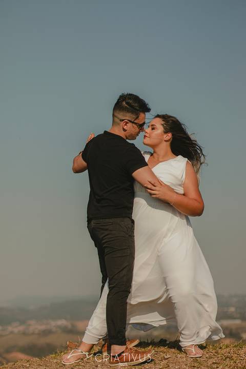 Inspiração e ideias criativas  ensaio fotográfico pré casamento de casal no Morro do Capuava-Pirapora do Bom Jesus'