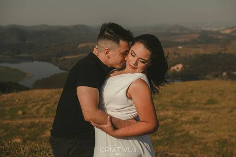 Inspiração e ideias criativas  ensaio fotográfico pré casamento de casal no Morro do Capuava-Pirapora do Bom Jesus'