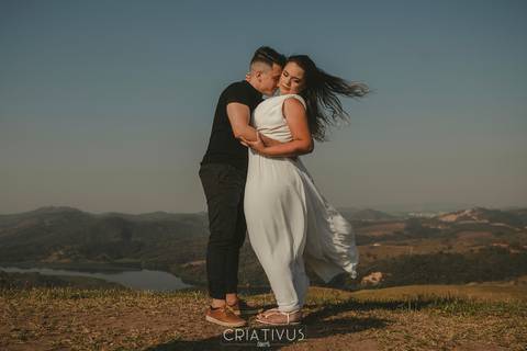 Inspiração e ideias criativas  ensaio fotográfico pré casamento de casal no Morro do Capuava-Pirapora do Bom Jesus'