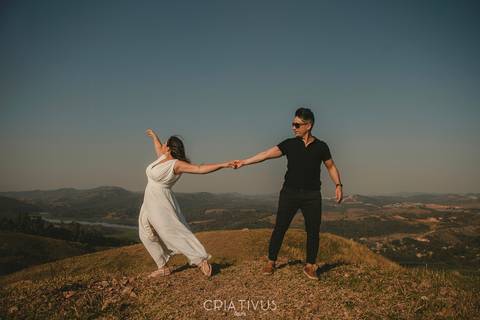 Inspiração e ideias criativas  ensaio fotográfico pré casamento de casal no Morro do Capuava-Pirapora do Bom Jesus'