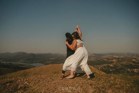 Inspiração e ideias criativas  ensaio fotográfico pré casamento de casal no Morro do Capuava-Pirapora do Bom Jesus'