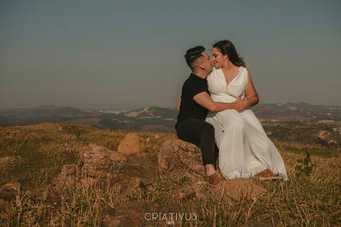 Inspiração e ideias criativas  ensaio fotográfico pré casamento de casal no Morro do Capuava-Pirapora do Bom Jesus'