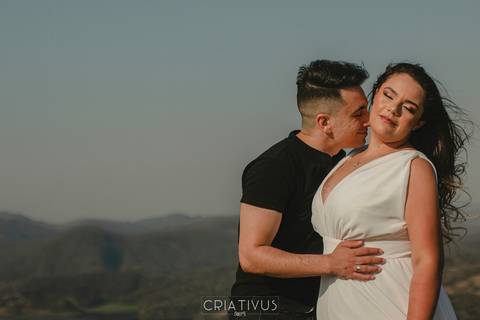 Inspiração e ideias criativas  ensaio fotográfico pré casamento de casal no Morro do Capuava-Pirapora do Bom Jesus'