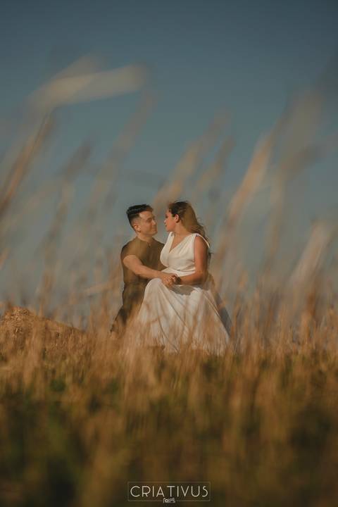 Inspiração e ideias criativas  ensaio fotográfico pré casamento de casal no Morro do Capuava-Pirapora do Bom Jesus'