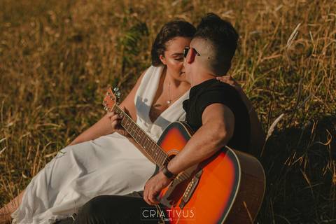 Inspiração e ideias criativas  ensaio fotográfico pré casamento de casal no Morro do Capuava-Pirapora do Bom Jesus'