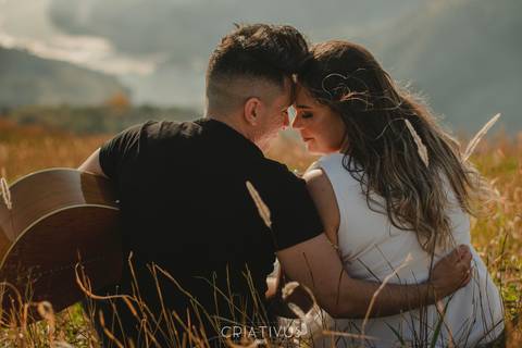 Inspiração e ideias criativas  ensaio fotográfico pré casamento de casal no Morro do Capuava-Pirapora do Bom Jesus'