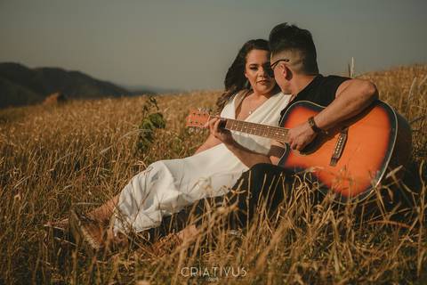 Inspiração e ideias criativas  ensaio fotográfico pré casamento de casal no Morro do Capuava-Pirapora do Bom Jesus'