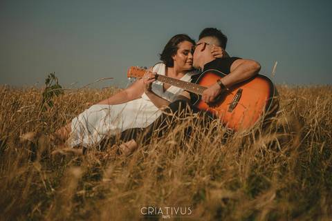 Inspiração e ideias criativas  ensaio fotográfico pré casamento de casal no Morro do Capuava-Pirapora do Bom Jesus'