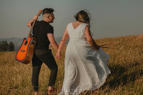Inspiração e ideias criativas  ensaio fotográfico pré casamento de casal no Morro do Capuava-Pirapora do Bom Jesus'