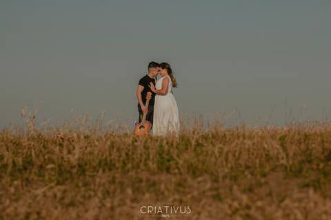Inspiração e ideias criativas  ensaio fotográfico pré casamento de casal no Morro do Capuava-Pirapora do Bom Jesus'