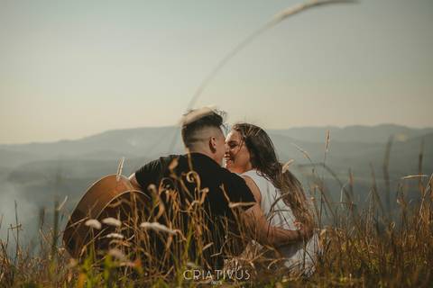 Inspiração e ideias criativas  ensaio fotográfico pré casamento de casal no Morro do Capuava-Pirapora do Bom Jesus'