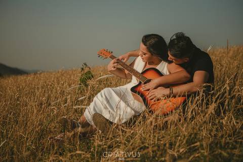 Inspiração e ideias criativas  ensaio fotográfico pré casamento de casal no Morro do Capuava-Pirapora do Bom Jesus'