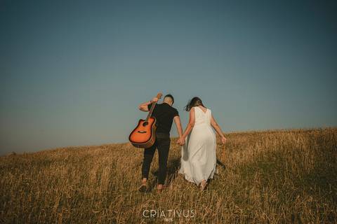 Inspiração e ideias criativas  ensaio fotográfico pré casamento de casal no Morro do Capuava-Pirapora do Bom Jesus'