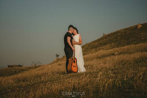 Inspiração e ideias criativas  ensaio fotográfico pré casamento de casal no Morro do Capuava-Pirapora do Bom Jesus'