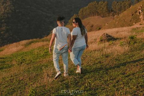 Inspiração e ideias criativas  ensaio fotográfico pré casamento de casal no Morro do Capuava-Pirapora do Bom Jesus'
