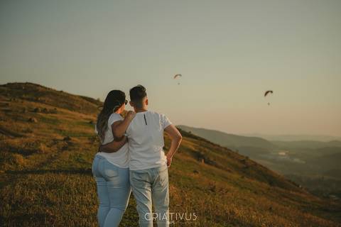 Inspiração e ideias criativas  ensaio fotográfico pré casamento de casal no Morro do Capuava-Pirapora do Bom Jesus'