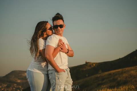 Inspiração e ideias criativas  ensaio fotográfico pré casamento de casal no Morro do Capuava-Pirapora do Bom Jesus'