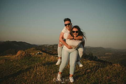 Inspiração e ideias criativas  ensaio fotográfico pré casamento de casal no Morro do Capuava-Pirapora do Bom Jesus'