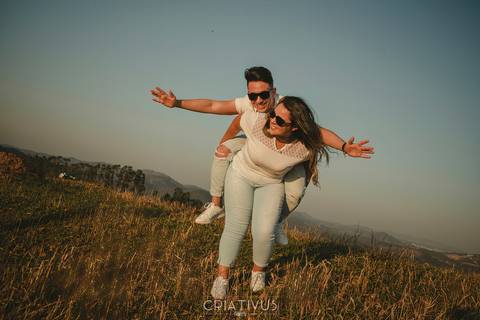 Inspiração e ideias criativas  ensaio fotográfico pré casamento de casal no Morro do Capuava-Pirapora do Bom Jesus'