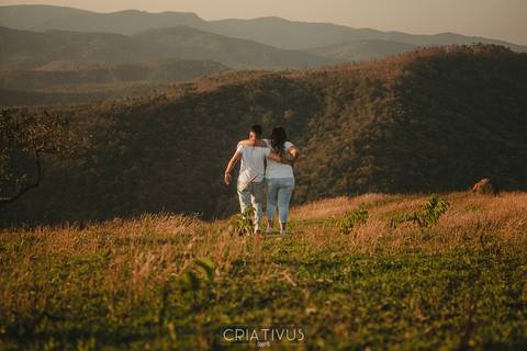 Inspiração e ideias criativas  ensaio fotográfico pré casamento de casal no Morro do Capuava-Pirapora do Bom Jesus'