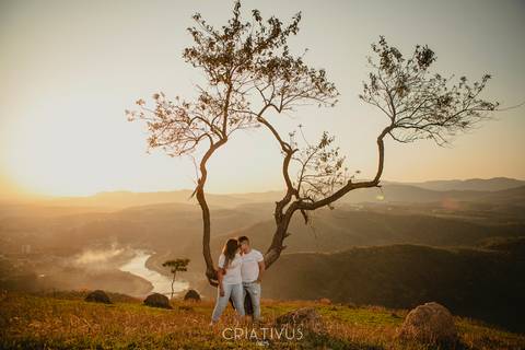 Inspiração e ideias criativas  ensaio fotográfico pré casamento de casal no Morro do Capuava-Pirapora do Bom Jesus'
