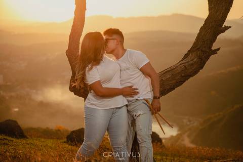 Inspiração e ideias criativas  ensaio fotográfico pré casamento de casal no Morro do Capuava-Pirapora do Bom Jesus'