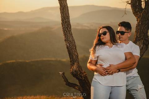Inspiração e ideias criativas  ensaio fotográfico pré casamento de casal no Morro do Capuava-Pirapora do Bom Jesus'