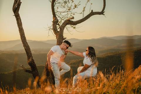 Inspiração e ideias criativas  ensaio fotográfico pré casamento de casal no Morro do Capuava-Pirapora do Bom Jesus'