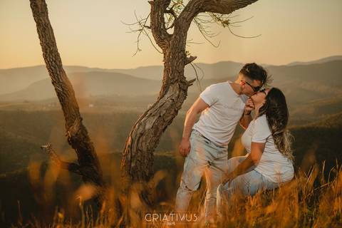 Inspiração e ideias criativas  ensaio fotográfico pré casamento de casal no Morro do Capuava-Pirapora do Bom Jesus'