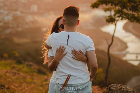 Inspiração e ideias criativas  ensaio fotográfico pré casamento de casal no Morro do Capuava-Pirapora do Bom Jesus'