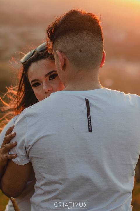 Inspiração e ideias criativas  ensaio fotográfico pré casamento de casal no Morro do Capuava-Pirapora do Bom Jesus'