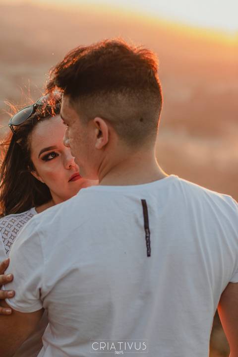 Inspiração e ideias criativas  ensaio fotográfico pré casamento de casal no Morro do Capuava-Pirapora do Bom Jesus'
