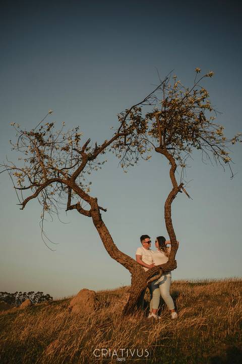 Inspiração e ideias criativas  ensaio fotográfico pré casamento de casal no Morro do Capuava-Pirapora do Bom Jesus'