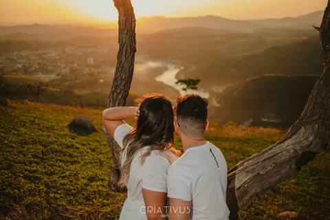 Inspiração e ideias criativas  ensaio fotográfico pré casamento de casal no Morro do Capuava-Pirapora do Bom Jesus'